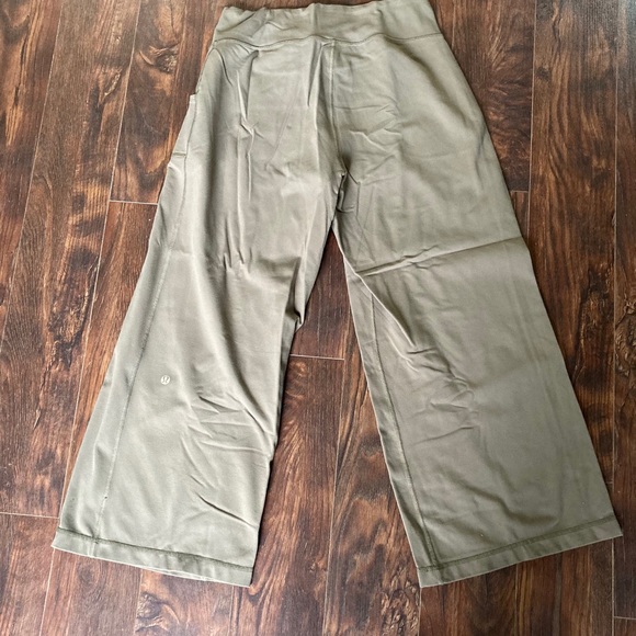 🤠BOGO 50%🤠 Lululemon still crops - Picture 2 of 3